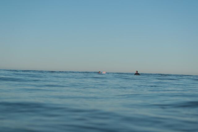 Surfistas sentados no mar