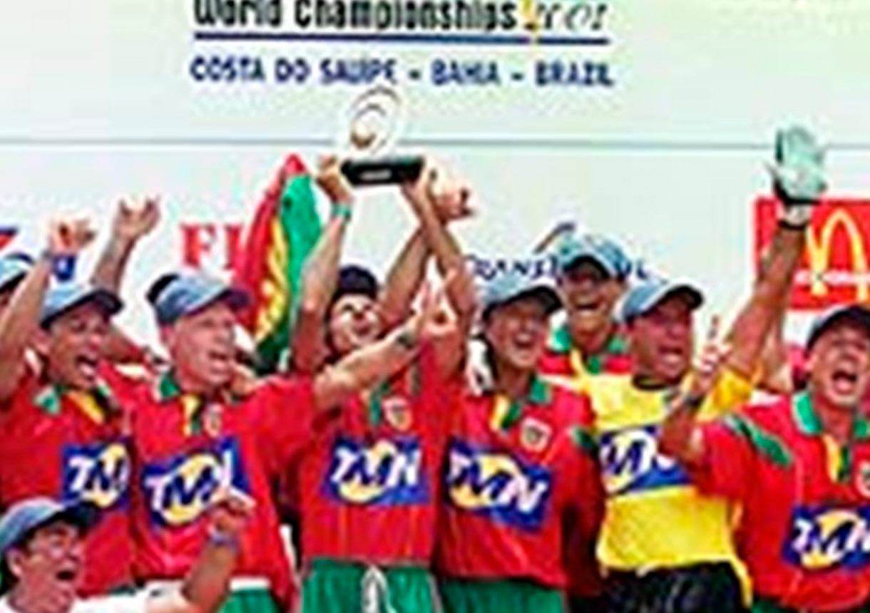 Foto: Portugal a levantar o troféu do 1º Mundial
