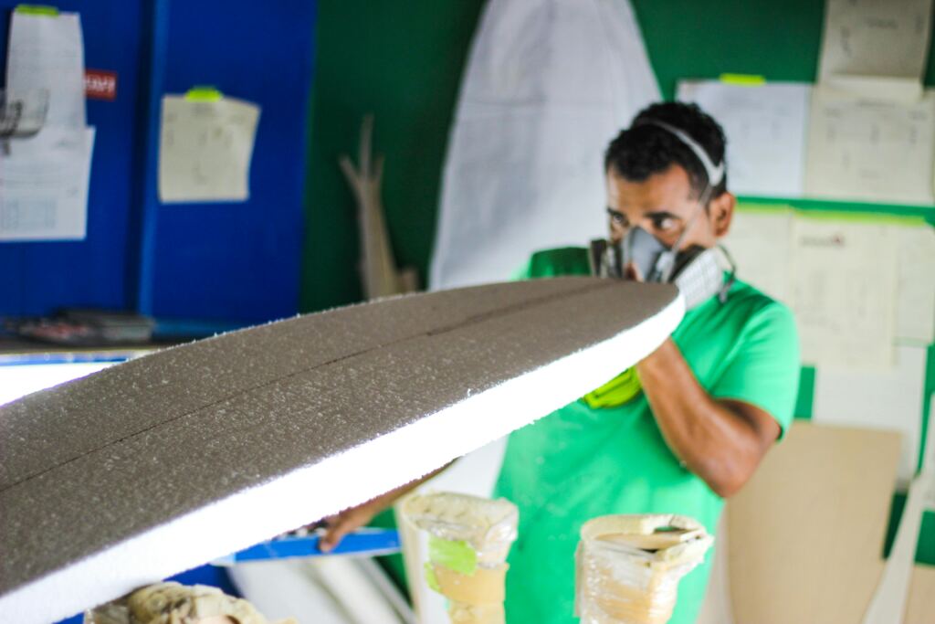 Como é feita uma prancha de surf: do bloco de espuma à onda perfeita